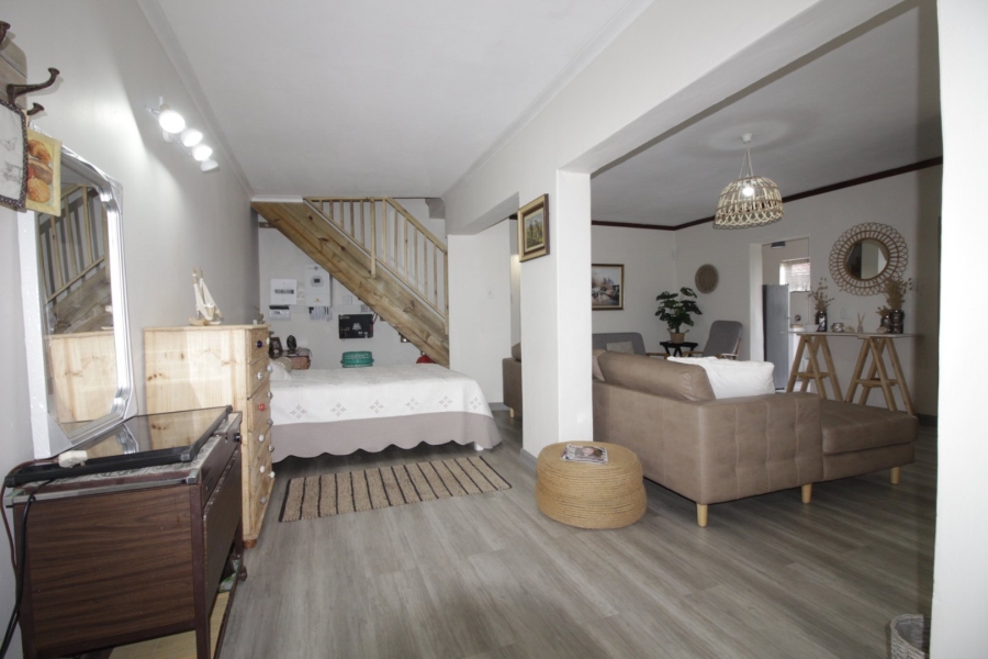 6 Bedroom Property for Sale in Paradise Beach Eastern Cape